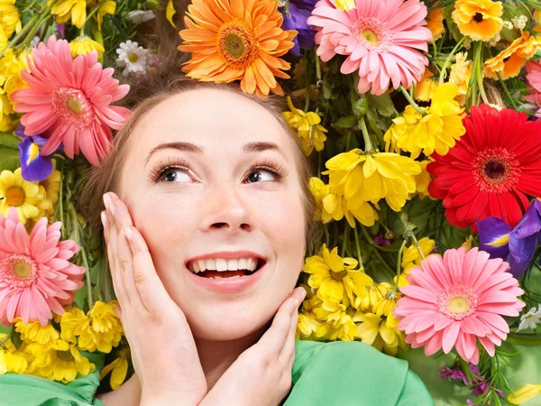 Jeune femme en fleurs touchant le visage . — Photo