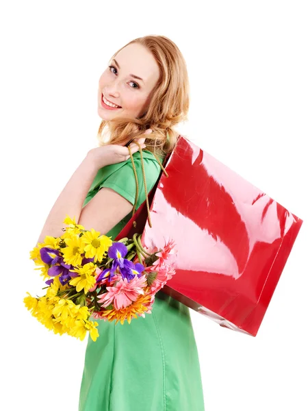 Ung kvinna med shoppingväska. — Stockfoto