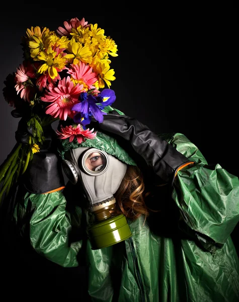 Jonge vrouw in gas masker . — Stockfoto
