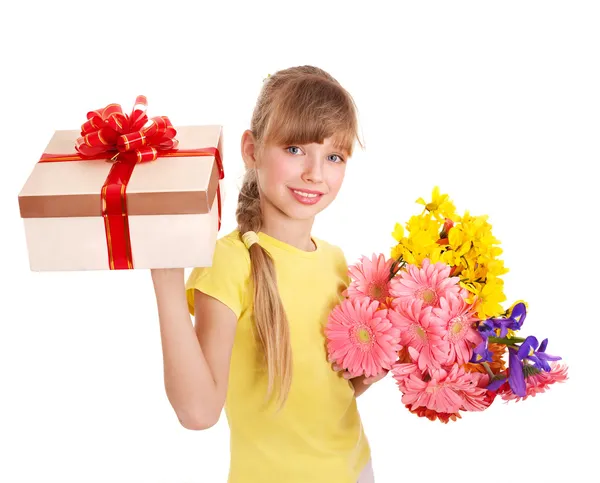 Ребенок держит подарочную коробку и цветы . — стоковое фото