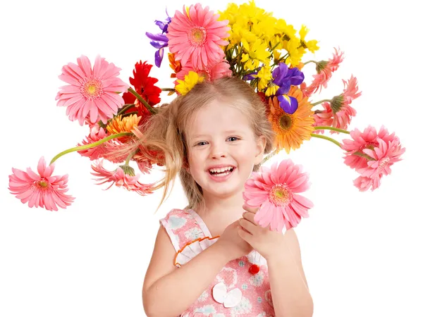 Barn med med blommor på hennes hår. — Stockfoto