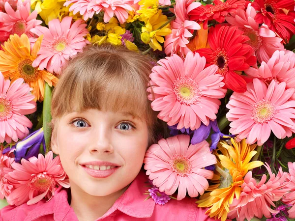 Niño acostado en las flores . —  Fotos de Stock
