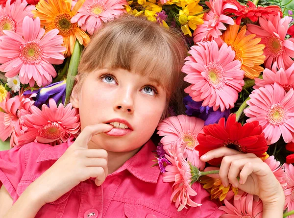 Παιδί που βρίσκεται σε τα λουλούδια. — Φωτογραφία Αρχείου