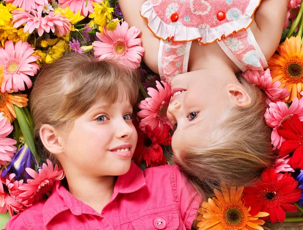 Schattig kind liggend kop aan kop op de bloem. — Stockfoto