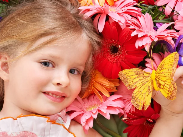 Słodkie dziecko leżące na kwiat. — Zdjęcie stockowe