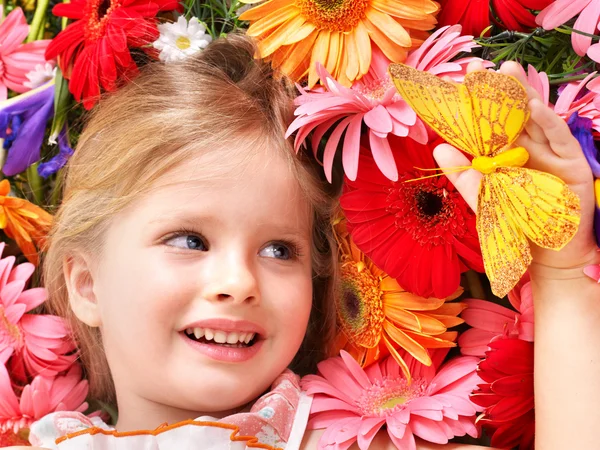 꽃에 누워 귀여운 아이. — 스톡 사진