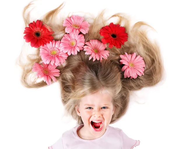 Dziecko z długimi włosami i kwiaty. — Zdjęcie stockowe
