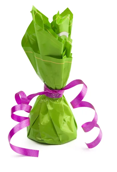 緑に包まれたチョコレートの円錐形のお菓子 — ストック写真