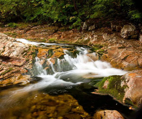 Água correndo rio abaixo — Fotografia de Stock