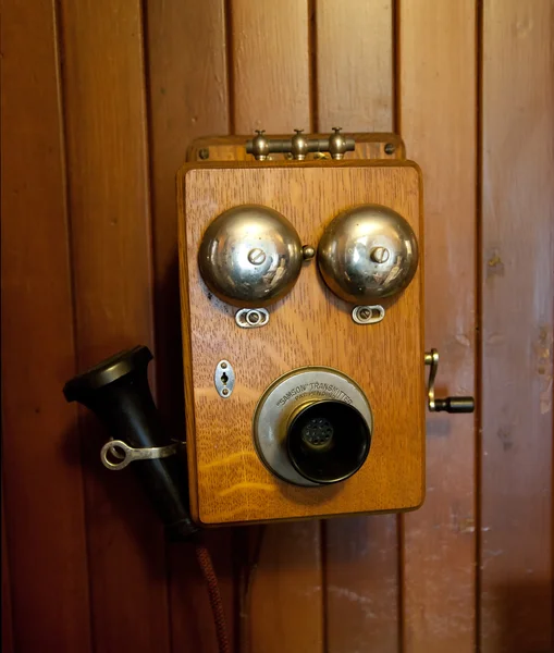 Антикварный телефон — стоковое фото