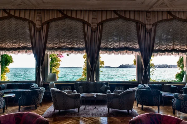 A Hotel lounge és a tó megtekintése — Stock Fotó