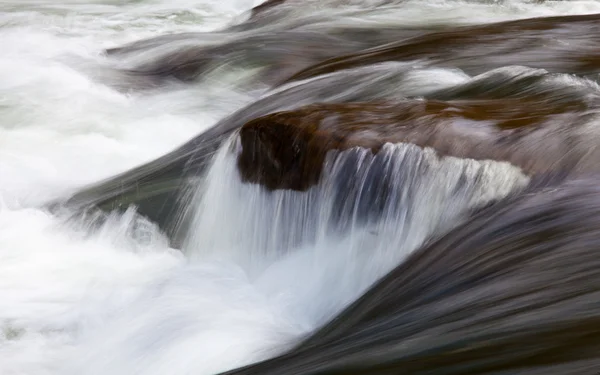 Corriendo río sobre cascada —  Fotos de Stock