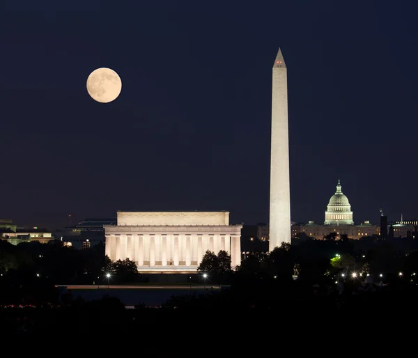 Moon rising in Washington DC — Stock Photo, Image