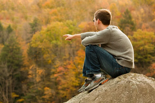 Giovane escursionista rilassante sulla roccia — Foto Stock
