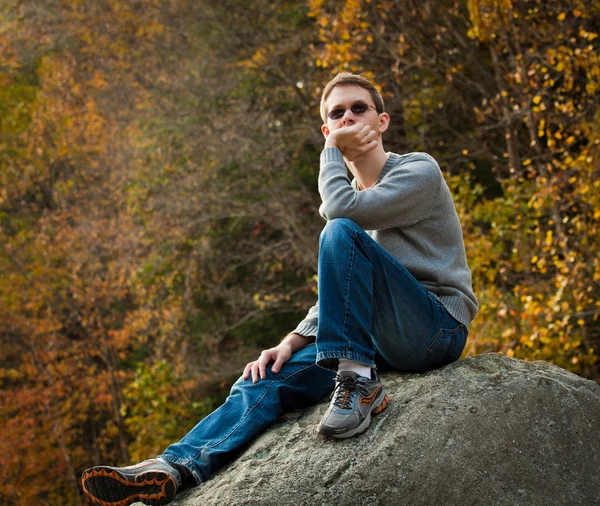 Joven excursionista relajándose en roca — Foto de Stock