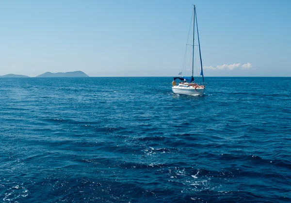 White yacht sailing on calm sea — Stock Photo, Image