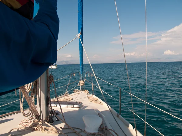 白いヨットの穏やかな海でセーリング — ストック写真