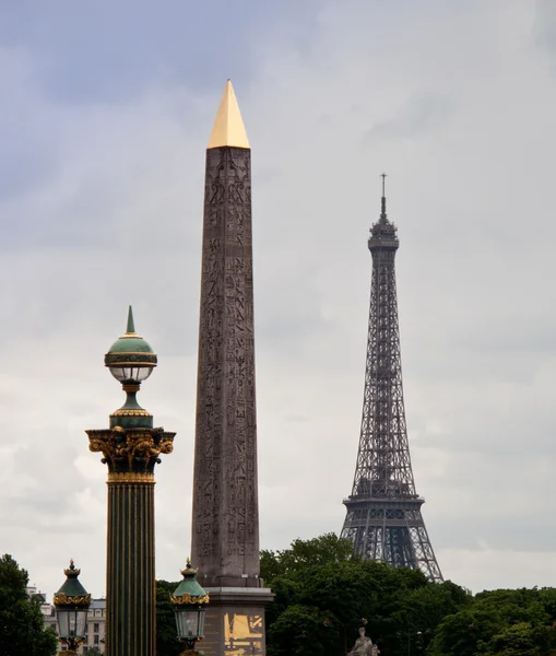 Cleopatra Needle and Eiffel tower — Stock Photo, Image