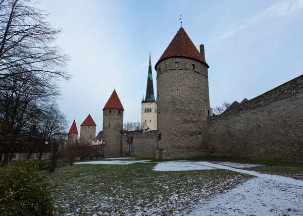 Чотири вежі міського муру із Таллінна — стокове фото