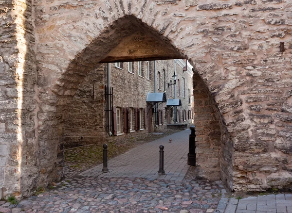 Arco en las murallas del castillo de Tallin — Foto de Stock