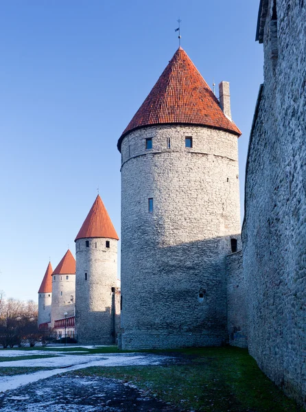 Cuatro torres de la muralla de Tallin — Foto de Stock