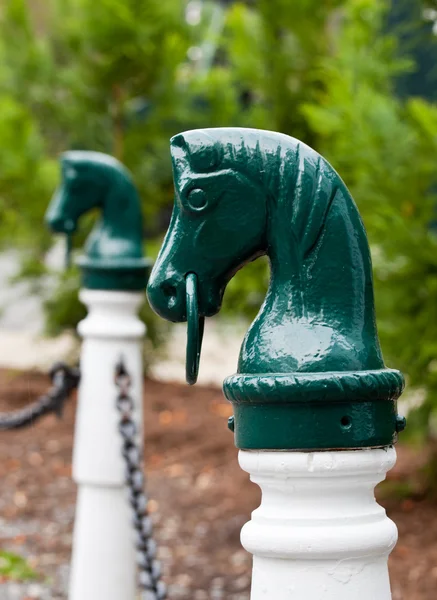 Green horse head hitch post — Stock Photo, Image