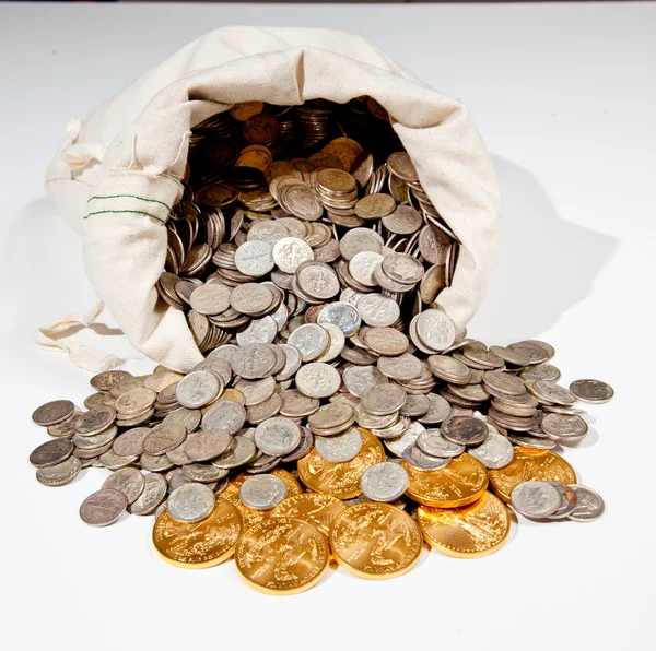 Saco de moedas de prata e ouro — Fotografia de Stock
