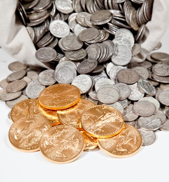 Táska, ezüst és arany érmék — Stock Fotó