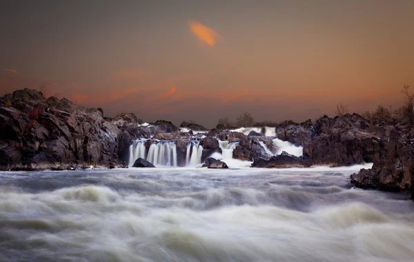 Great falls i skymningen — Stockfoto