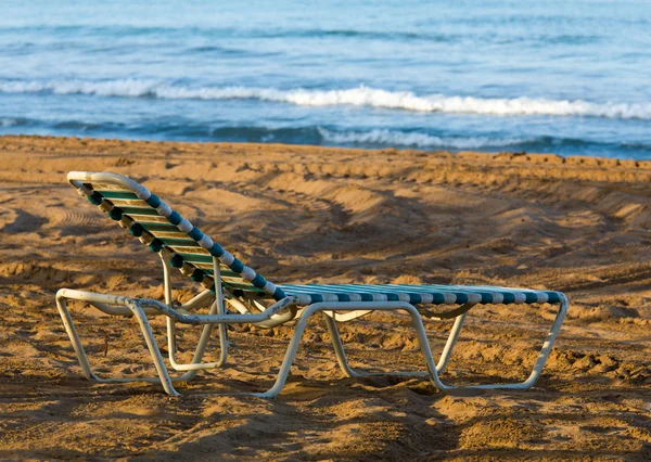 Olf espreguiçadeira na praia — Fotografia de Stock
