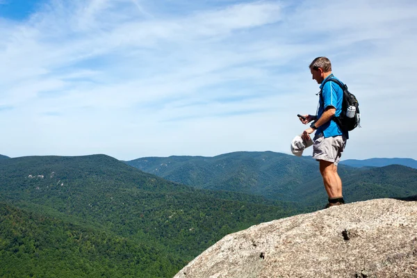 Hiker overlooking Shenandoah valley — Stock Photo, Image