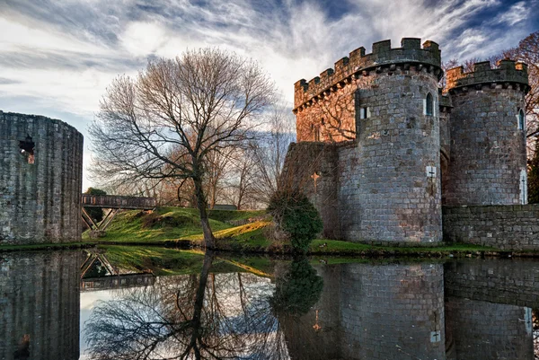 Whittington Castle en Shropshire reflexionando sobre el foso —  Fotos de Stock