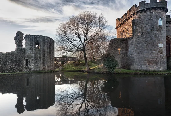 Whittington castle in shropshire reflektiert über den Wassergraben — Stockfoto