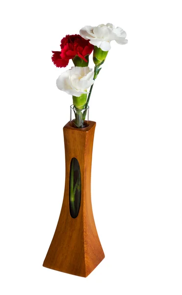 Oeillets rouges et blancs dans un vase en teck — Photo