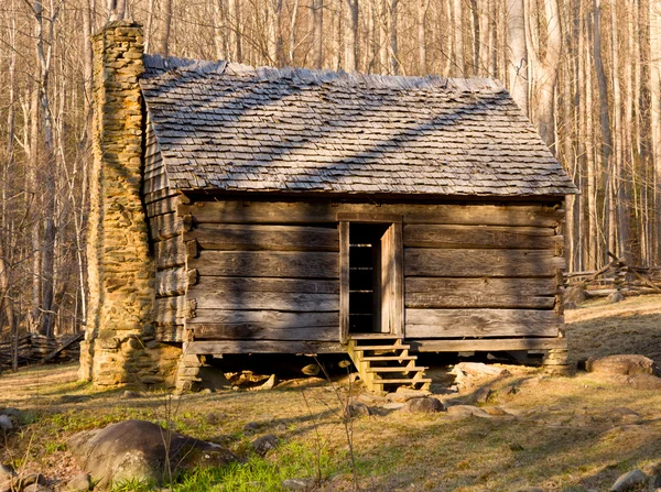 Oude hut in rokerige bergen — Stockfoto