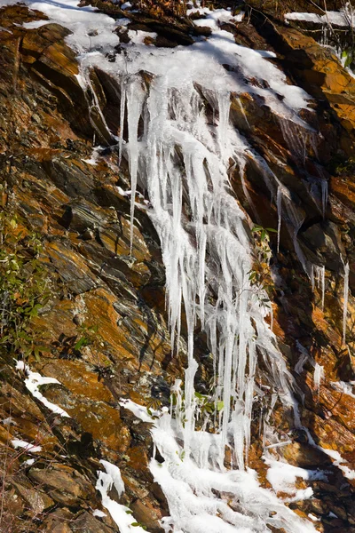 Pláč zeď v regionu smoky mountains pokrytá ledem — Stock fotografie