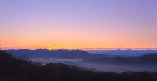 Východ slunce nad kouřové hory — Stock fotografie