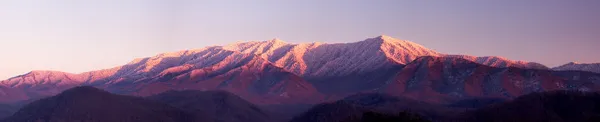 Güneş ayarı Dumanlı dağlar — Stok fotoğraf