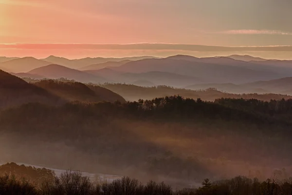 Sonnenaufgang über rauchigen Bergen — Stockfoto