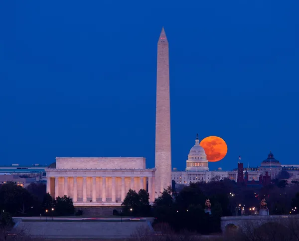 Φεγγάρι συγκομιδή που υψώνονται πάνω από το Καπιτώλιο στην Ουάσινγκτον — Φωτογραφία Αρχείου