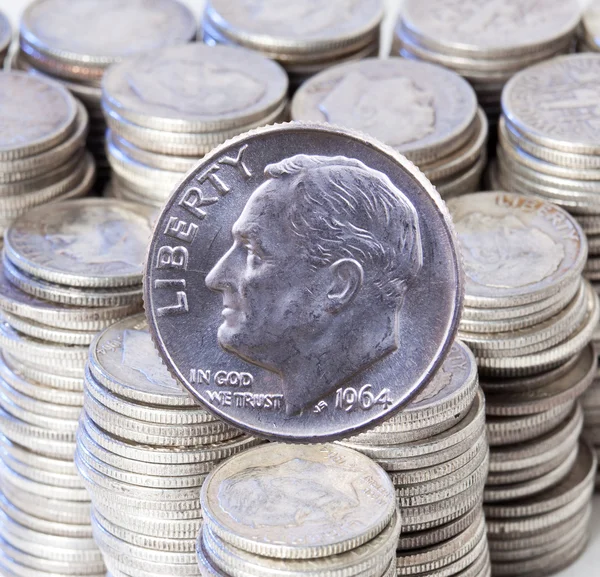 Dezenove sessenta e quatro moedas de prata Roosevelt — Fotografia de Stock