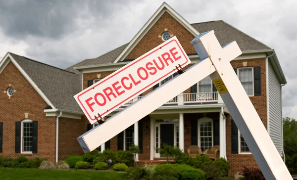 Foreclosure sign in front on modern house — Zdjęcie stockowe