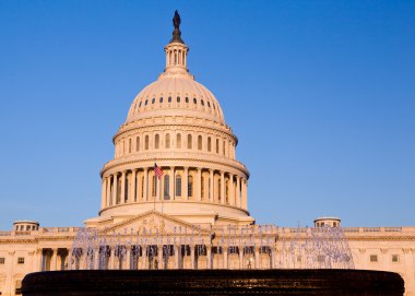 dc giriş binası capitol önünde yükselen güneş aydınlatır