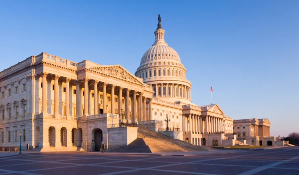Rising sun illuminates the front of the Capitol building in DC — Stock Photo, Image