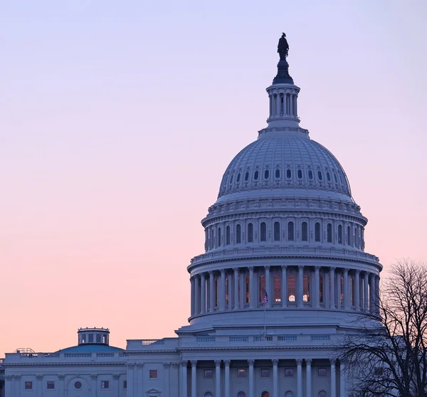 Sunrise behind the dome of the Capitol in DC — Stock Photo, Image