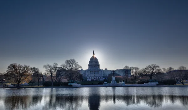 Zonsopgang achter de koepel van het Capitool in DC — Stockfoto