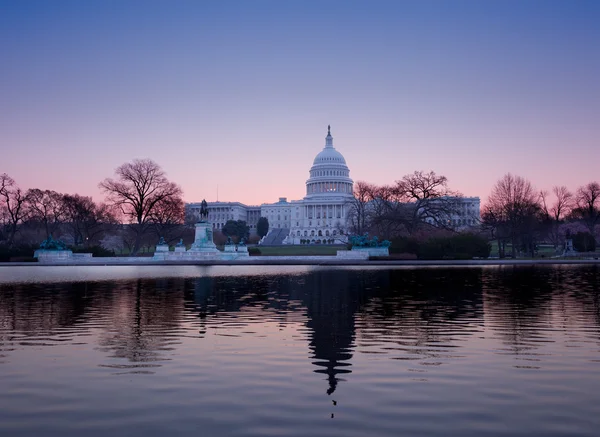 Soloppgang bak kuppelen på Capitol i DC – stockfoto
