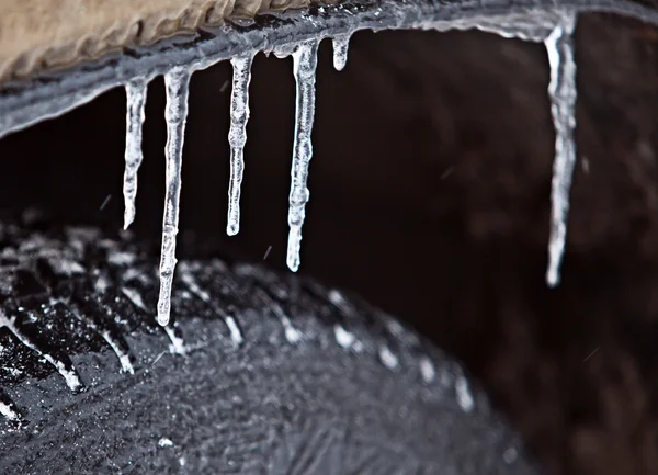 Icicles Χειμώνα Μια Πτέρυγα Του Προφυλακτήρα Και Αυτοκίνητο — Φωτογραφία Αρχείου