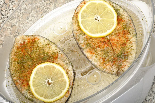 Friptură Pește Gătită Condimente Lămâie Abur Alimentar — Fotografie, imagine de stoc