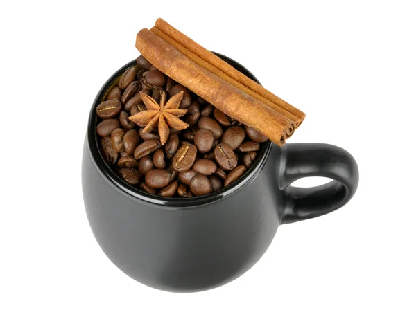 Koffiebonen en specerijen in een mok — Stockfoto